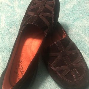 Women’s size 10 suede flat